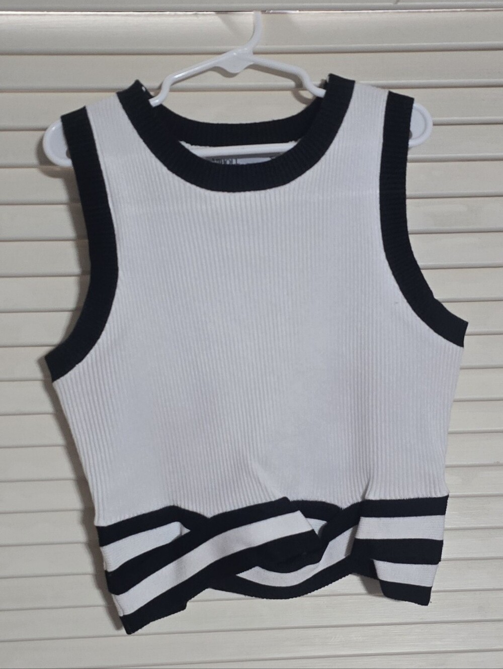 Sleeveless Rib-Knit Contrast Trim Tank Top - White & Black